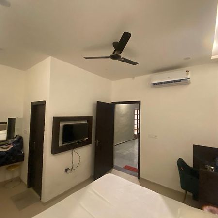 Solitaire Gardens Near Airport Lucknow Luaran gambar