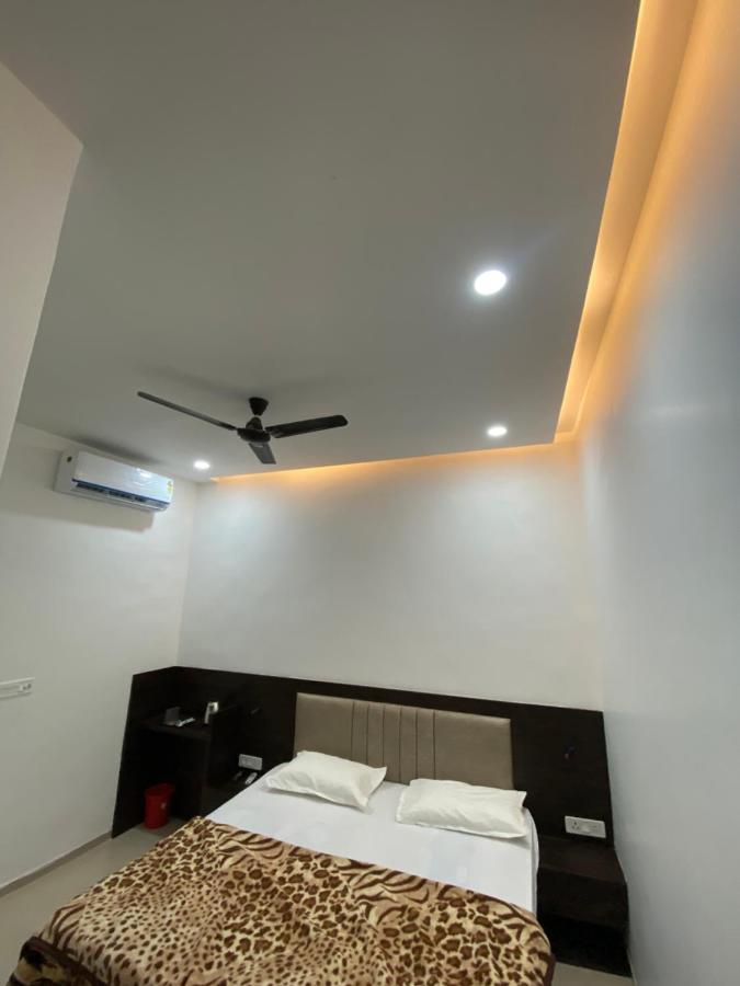 Solitaire Gardens Near Airport Lucknow Luaran gambar