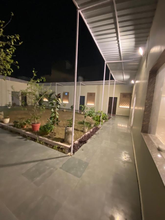 Solitaire Gardens Near Airport Lucknow Luaran gambar