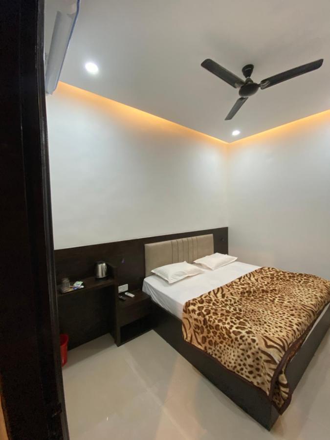 Solitaire Gardens Near Airport Lucknow Luaran gambar