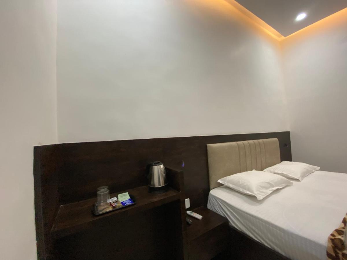 Solitaire Gardens Near Airport Lucknow Luaran gambar