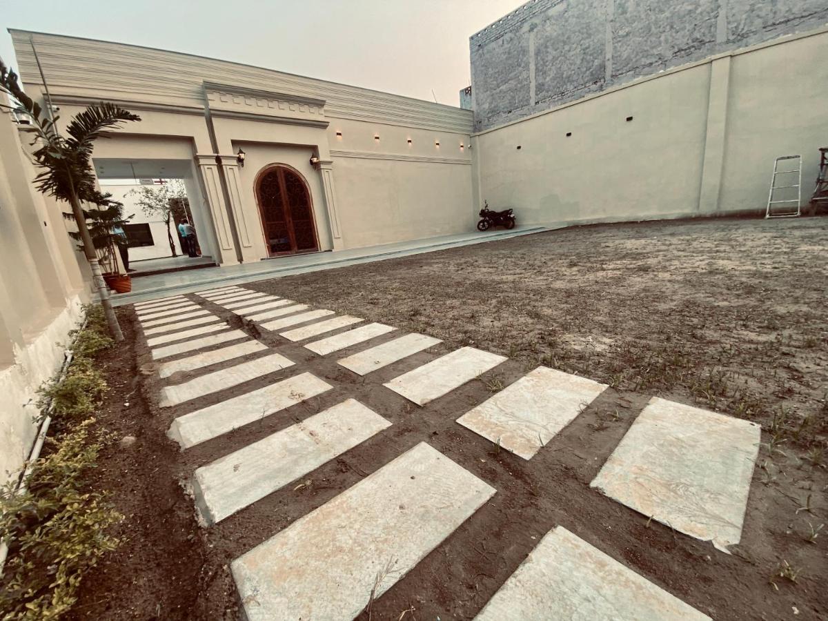 Solitaire Gardens Near Airport Lucknow Luaran gambar