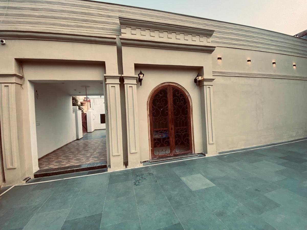 Solitaire Gardens Near Airport Lucknow Luaran gambar
