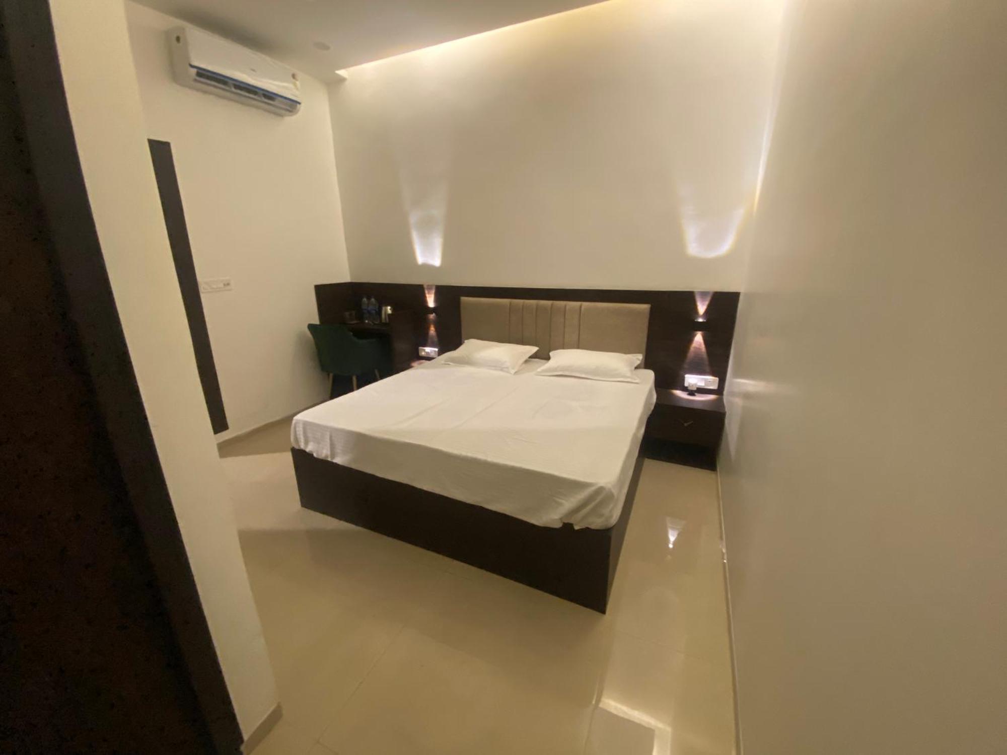 Solitaire Gardens Near Airport Lucknow Luaran gambar